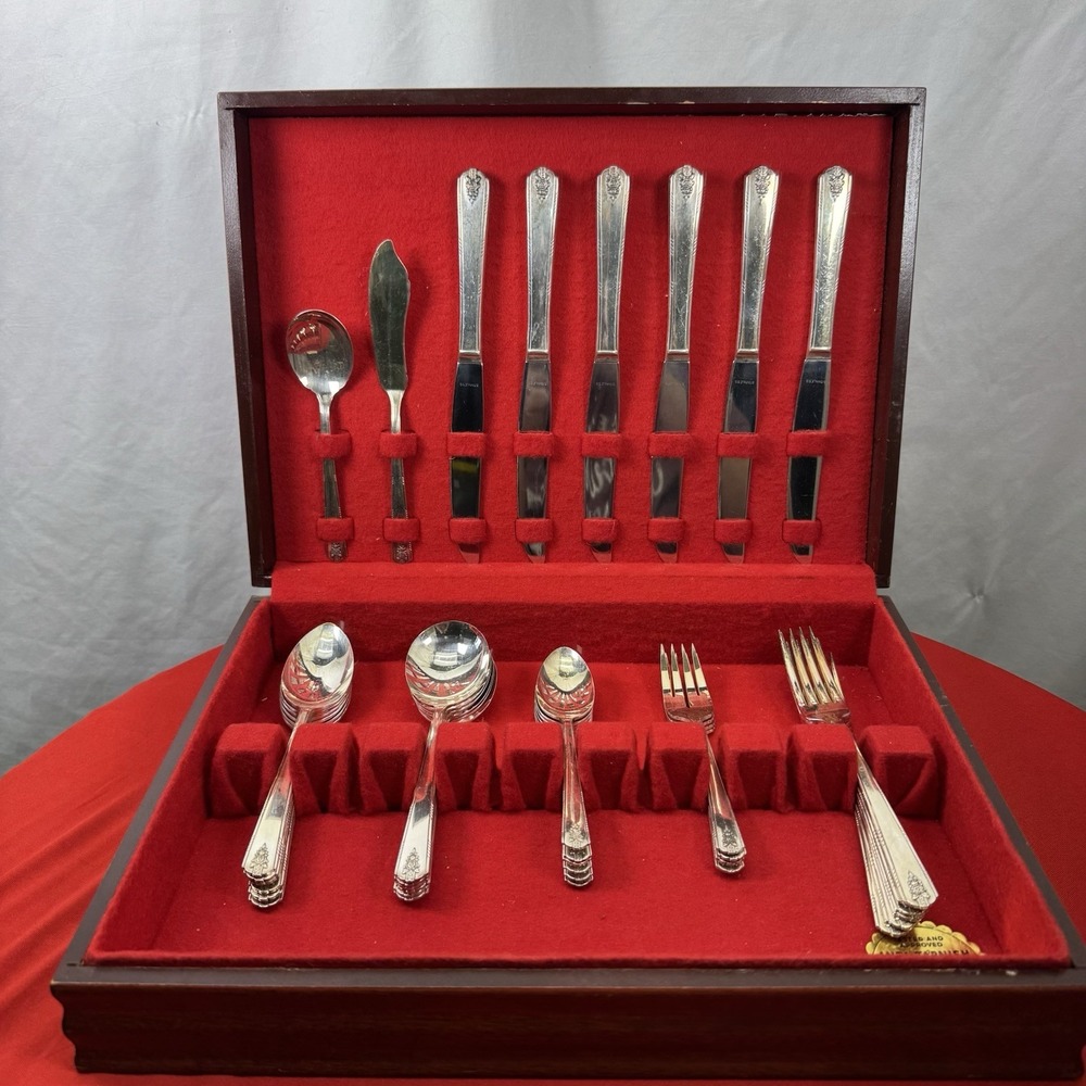 Vintage Oneida Communityβ Par Plate Silver Plated "Linda" 36 Pc & Case Tableware